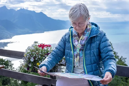 femme retraitee qui fait une excursion touristique avec un taxi a Geneve